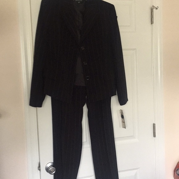 Pin strip pant suit - brand new - Picture 3 of 8